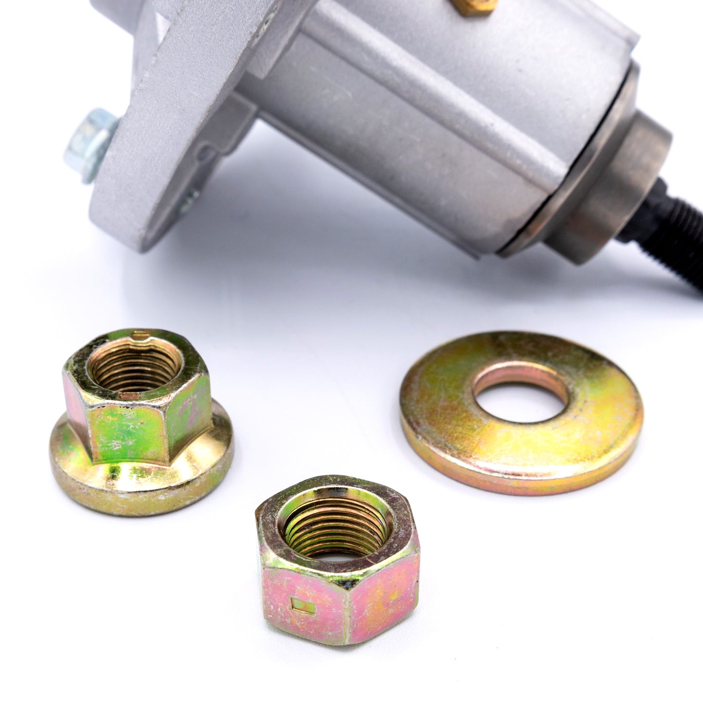 HENRY'S SPINDLE ASSEMBLY H3305819 REPLACES JOHN DEERE GY21098